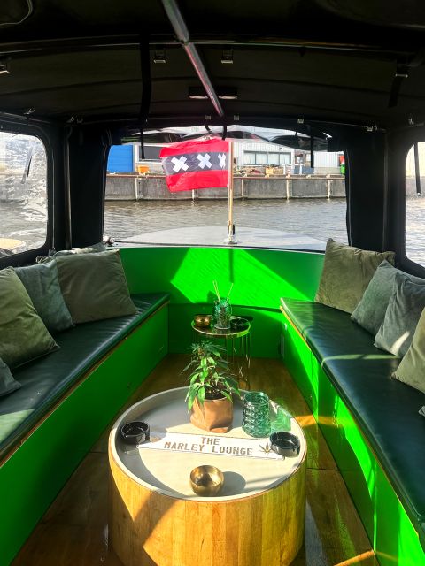 Amsterdam: Smoke and Lounge City Boat Cruise - The guides make the difference