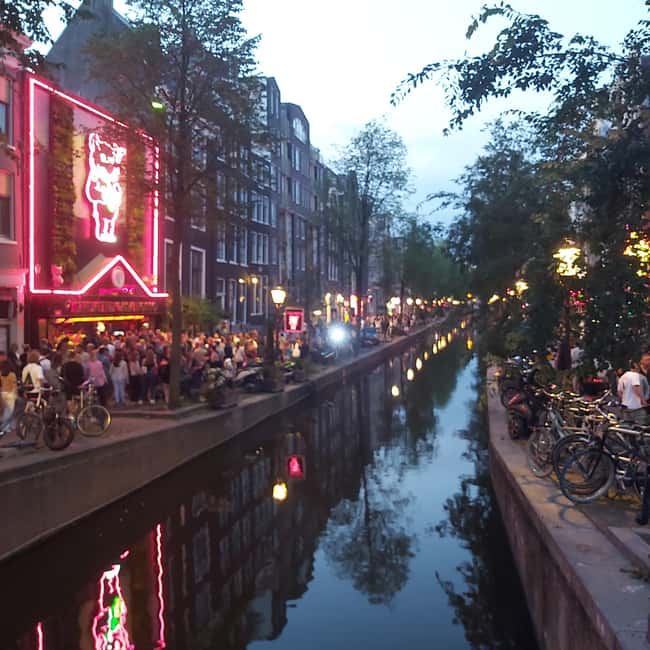 Amsterdam: Spanish Tour Unmasking the Redlight District - St. Nicholas Basilica and the city’s maritime beginning