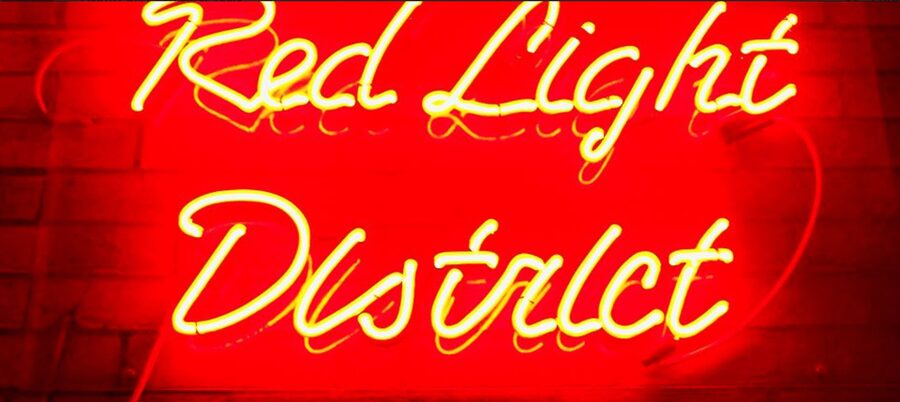 Amsterdam: Spanish Tour Unmasking the Redlight District - The secret stop and the He Hua Temple