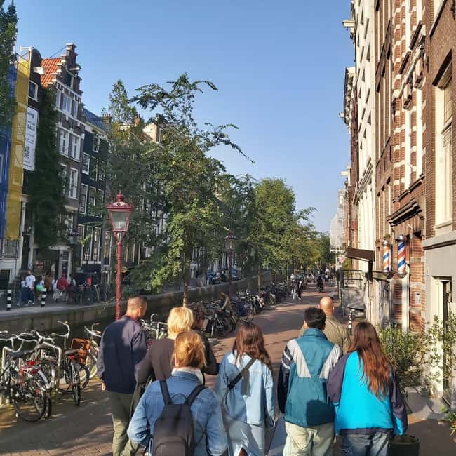 Amsterdam: Spanish Tour Unmasking the Redlight District - Nieuwmarkt Square and De Waag