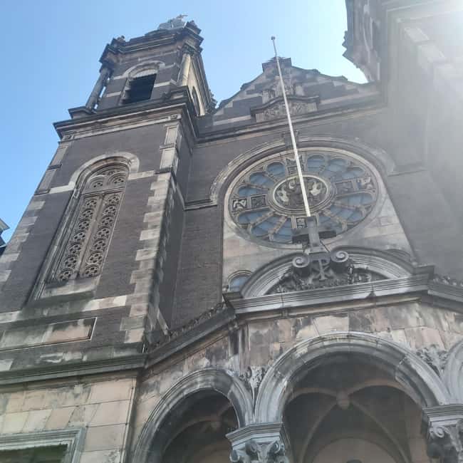 Amsterdam: Spanish Tour Unmasking the Redlight District - The Red Light District and Oudezijds Voorburgwal