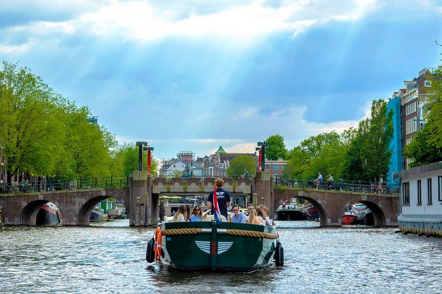 Amsterdam: The Newest Canal Cruise with Drink Option - H’ART Museum and the Dancing Houses