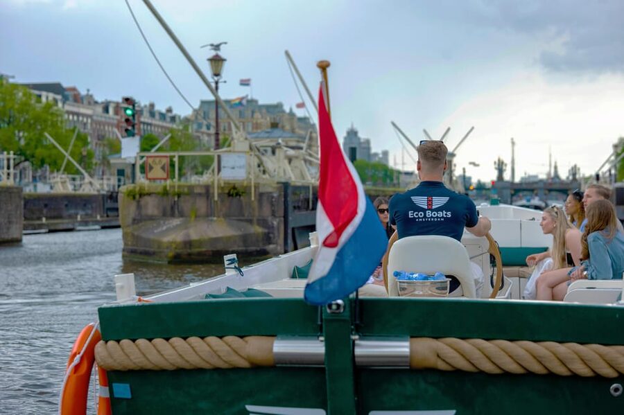 Amsterdam: The Newest Canal Cruise with Drink Option - Oude Kerk, the Red Light District, and Zeedijk