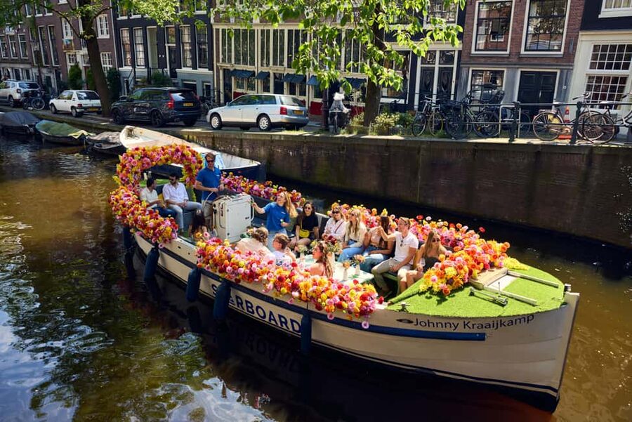 Amsterdam: The Original Flower Boat with Local Guide and Bar - Why this flower boat feels different