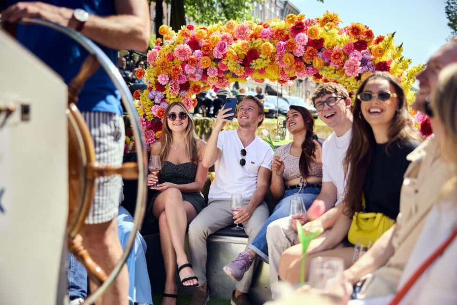 Amsterdam: The Original Flower Boat with Local Guide and Bar - Oudeschans: the first five minutes