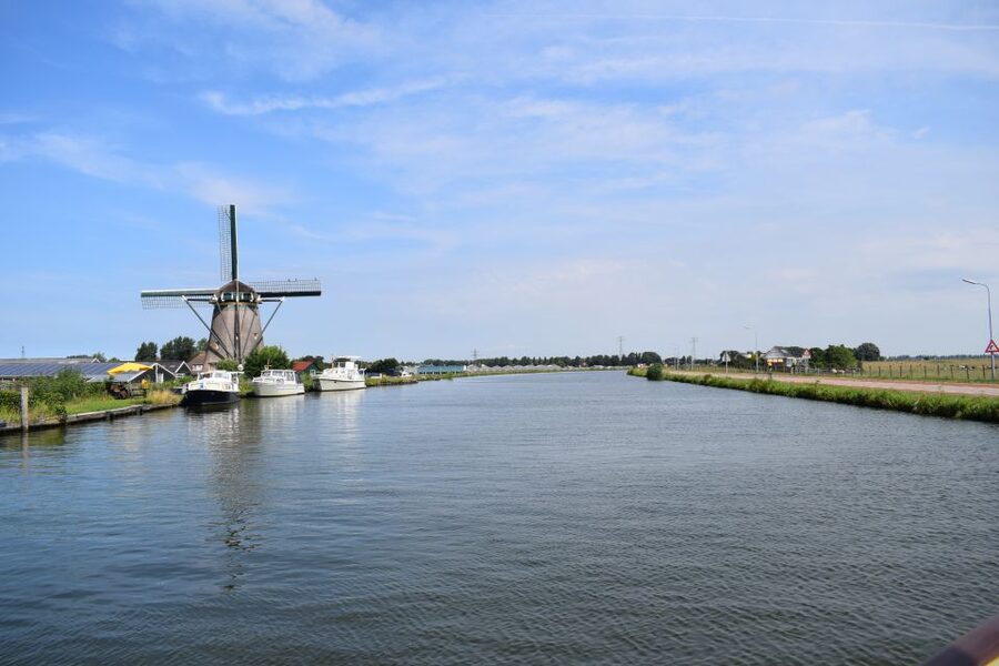 Amsterdam: Tour to Keukenhof Gardens with Windmill Cruise - Arriving at Keukenhof