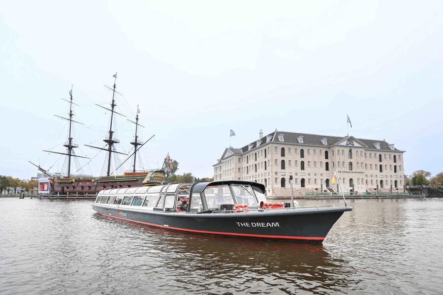 Amsterdam: Traditional Canal Cruise with Bar on Board - The captain’s stories make the ride useful