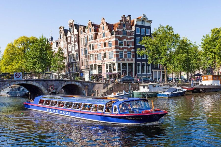 Amsterdam: Van Gogh Museum Ticket and City Canal Cruise - Snack boxes and family details