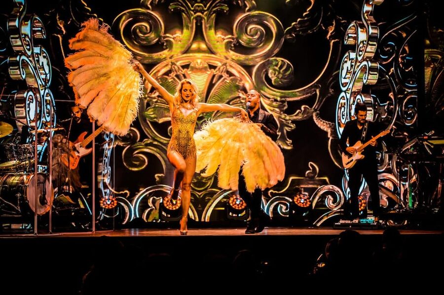 Amsterdam: VEGAS Dinner Show with 3-Course Sharing Menu - Drinks, service, and the extra cost