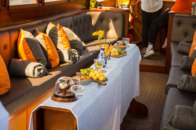 Amsterdam Walking Tour and Cruise with Drinks and Cheese Tasting - Beursplein and the first meeting