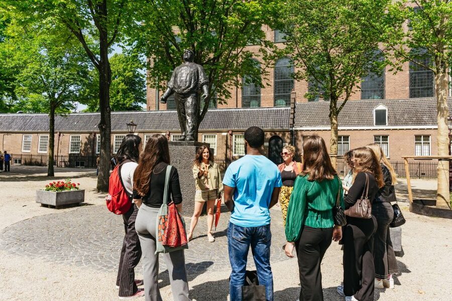 Amsterdam: Walking Tour, Jewish Museum & Synagogue Tickets - Two ways to understand Amsterdam’s wartime past