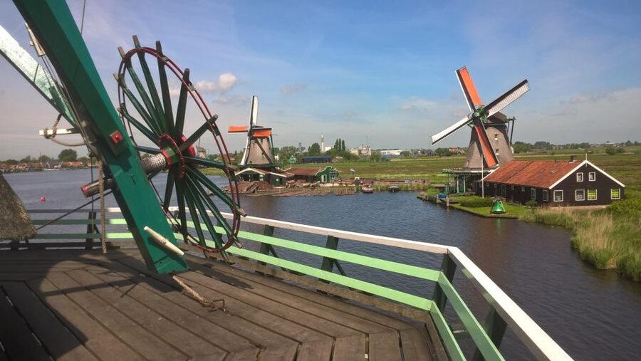 Amsterdam: Zaanse Schans 3-Hour Small Group Tour - Walking into the Zaanse Schans village