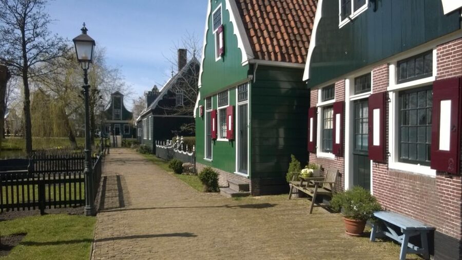 Amsterdam: Zaanse Schans 3-Hour Small Group Tour - Watching clogs take shape
