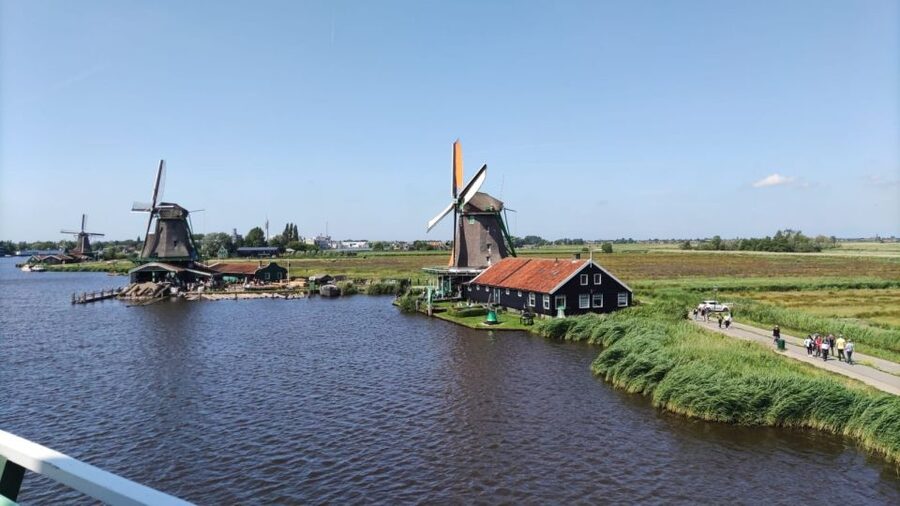 Amsterdam: Zaanse Schans Windmills Bike Tour with Guide - Batavus bikes and the pace of the ride