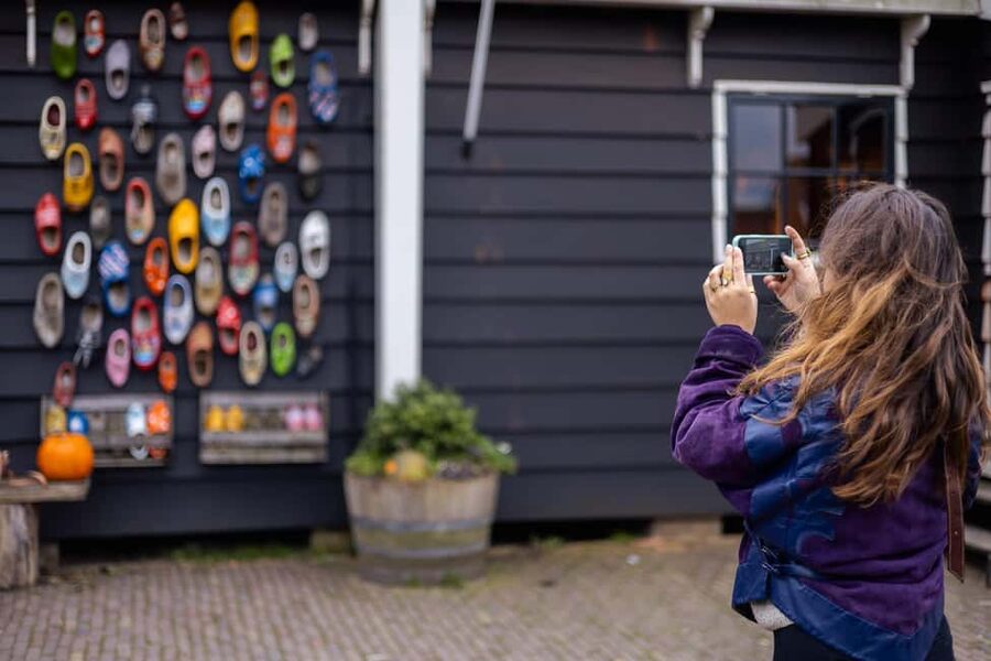 Amsterdam: Zaanse Schans windmills & Volendam Guided Tour - The guide and language setup