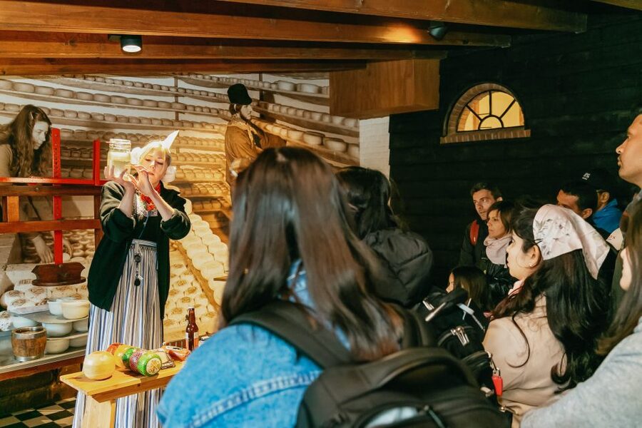 Amsterdam: Zaanse Schans windmills & Volendam Guided Tour - The Amsterdam canal cruise option