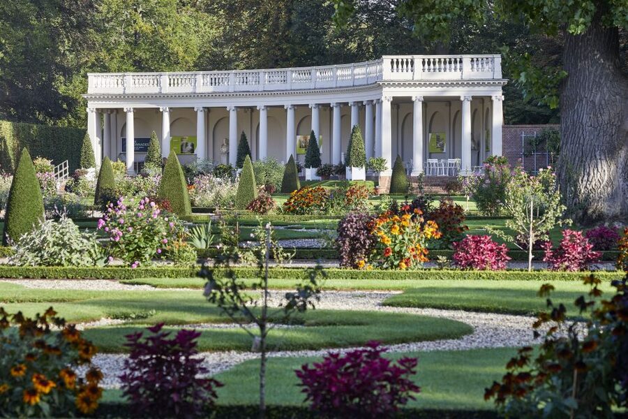 Apeldoorn: Het Loo Palace Entry Ticket - The palace rooms reveal public power and private life