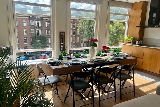 Authentic Italian Dinner in Cozy Canal Home in Amsterdam - Meeting Luca and watching the open-kitchen preparation