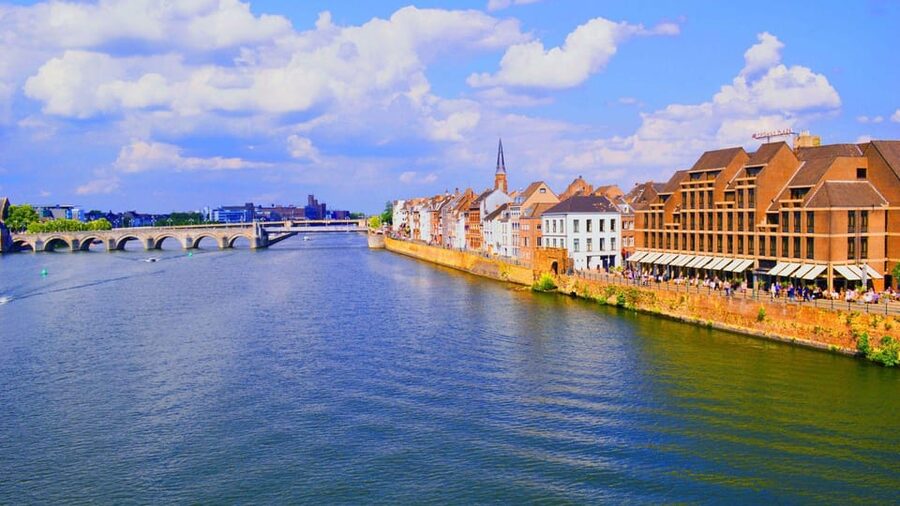 Best of Maastricht: Private Walking Tour with a Local - Choosing between one hour and six