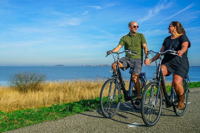 Bike rental Volendam - Explore the Countryside of Amsterdam - Riding above and below the Dutch dikes