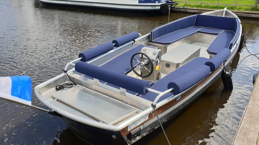 Boatrental 2 Hours 12 Person with Steeringwheel and cushions - Steering through Giethoorn
