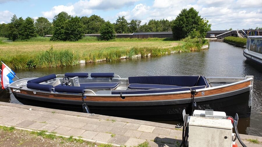 Boatrental 2 Hours 12 Person with Steeringwheel and cushions - Is $108 good value for 12 people?