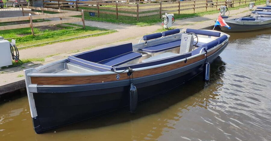 Boatrental 2 Hours 12 Person with Steeringwheel and cushions - Making two hours work