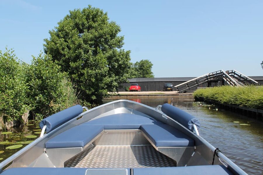 Boatrental 2 Hours 8 Person with Steeringwheel and cushions - Why the electric boat works well for Giethoorn