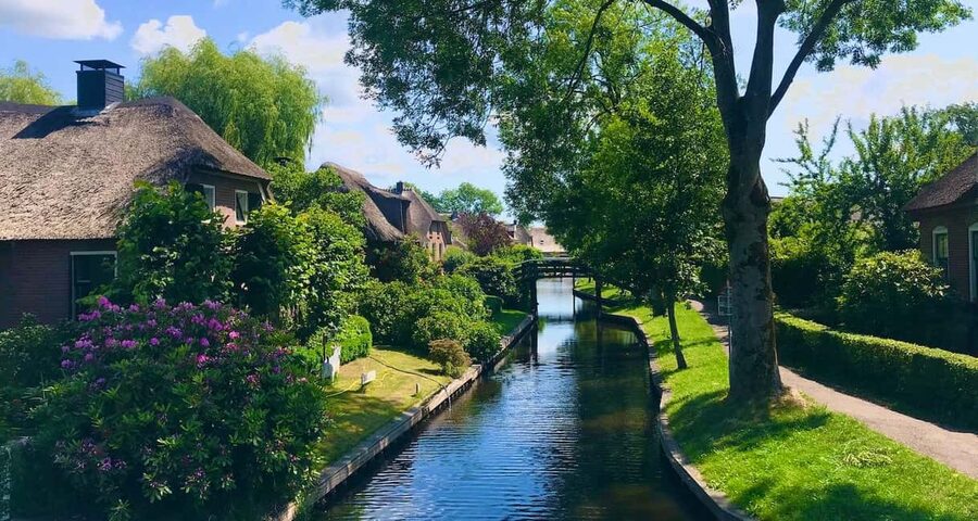 Boatrental 3 Hours 8 Person with Steeringwheel and cushions - What Giethoorn looks like from the boat