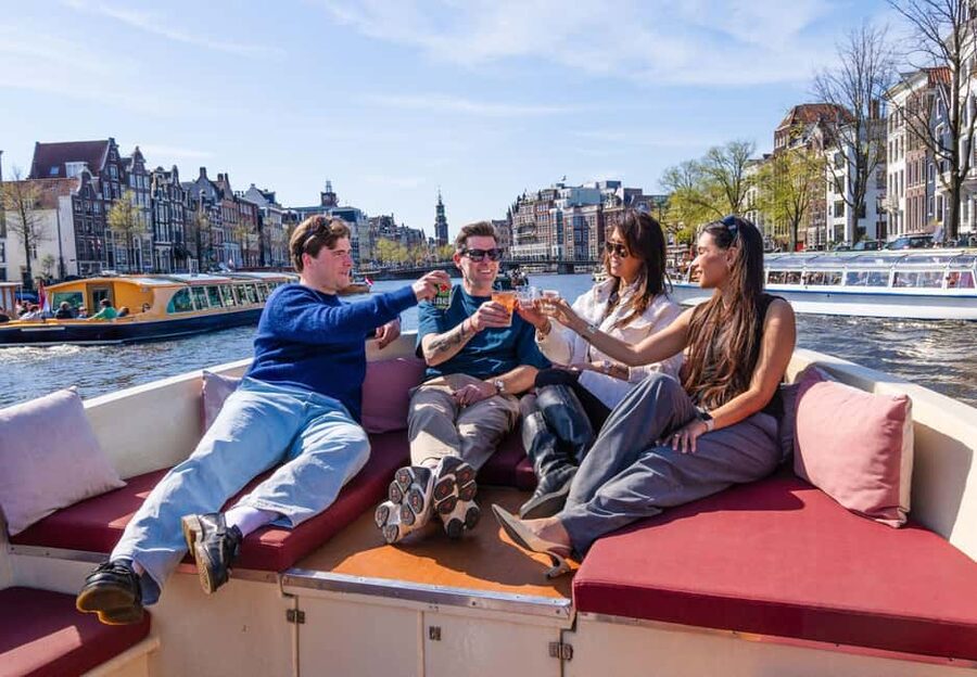 CHEESE AND DRINKS TOUR: A TASTE OF AMSTERDAM ON THE CANALS - From Oude Kerk to Amsterdam Centraal