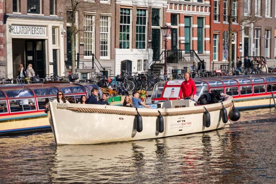 CHEESE AND DRINKS TOUR: A TASTE OF AMSTERDAM ON THE CANALS - Herengracht, the Skinny Bridge, and Munttoren