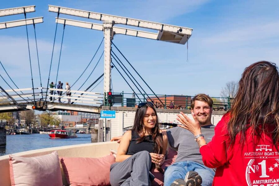 CHEESE AND DRINKS TOUR: A TASTE OF AMSTERDAM ON THE CANALS - Grimburgwal and the return to Oudezijds Voorburgwal