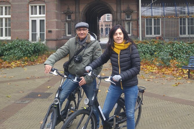 Daily group bike tour in Spanish. - Riding the Herengracht and the grand canals