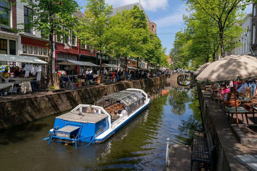 Delft: Canal Cruise with Guided Commentary - Why the captain matters in Delft