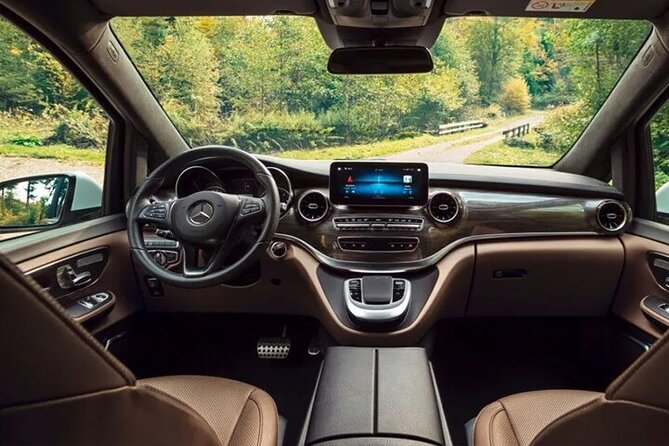 Departure from Amsterdam City to Amsterdam Airport AMS by Minivan - The Mercedes V Class and passenger space