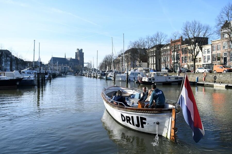 Dordrecht: City Canal Cruise - Timing, language, and practical details