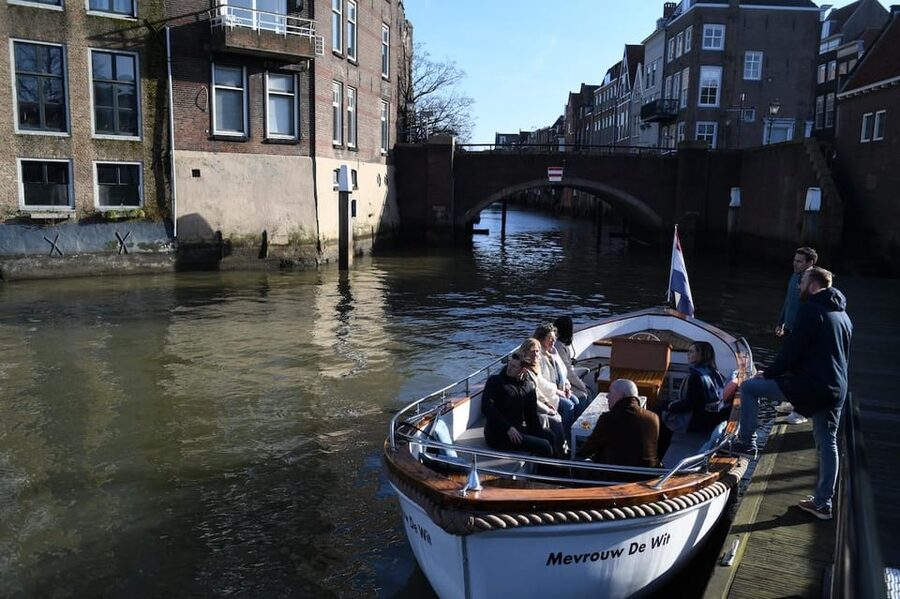 Dordrecht: City Canal Cruise - An open sloop with a sensible rain plan