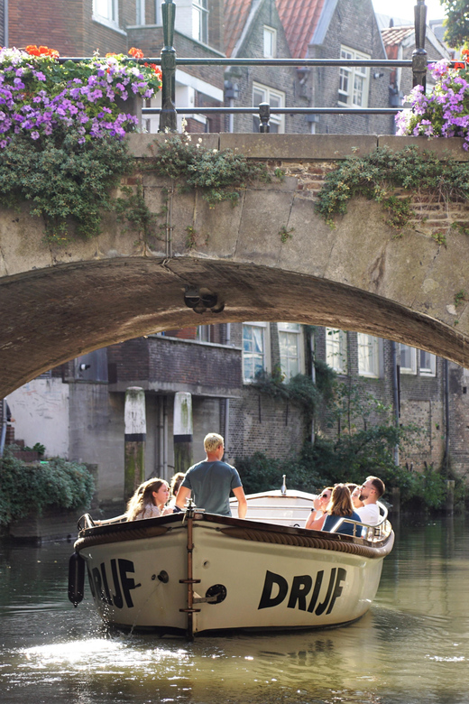 Dordrecht: City Canal Cruise - Drinks onboard, with no need to rush