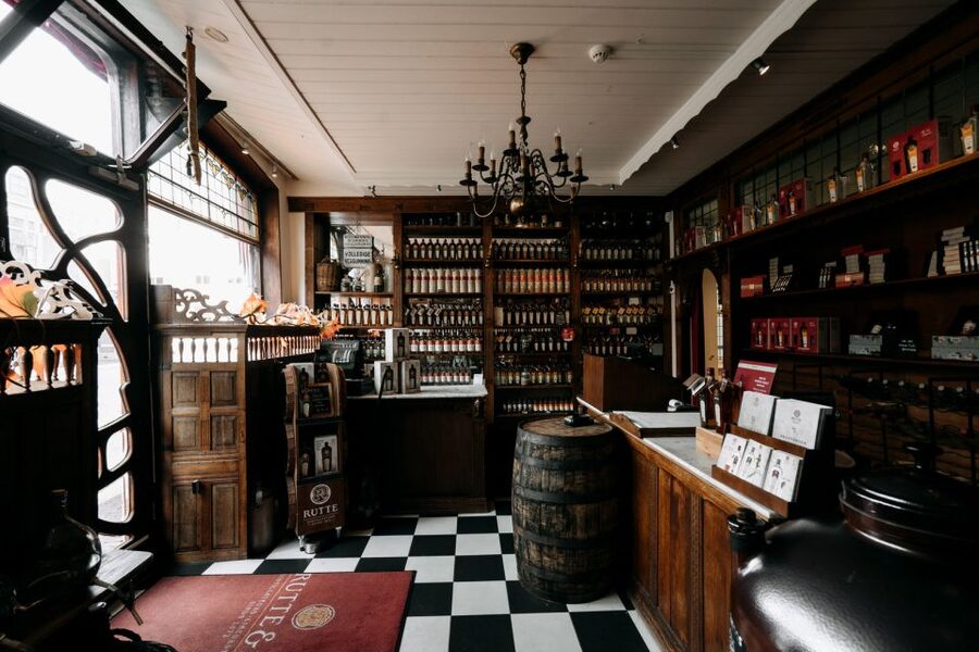 Dordrecht: Distillery Tour with Dutch Gin & Genever Tasting - Seeing the pot still and barrels
