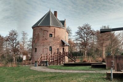 Drive it yourself electric History and Castle GPS audio tour