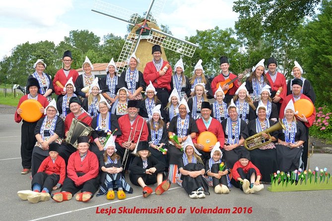 Dutch Experience in Volendam with Traditional Outfits - Cheese tasting with smoked Edam and chèvre