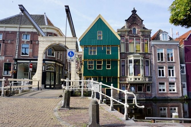 e-Scavenger hunt Alkmaar: Explore the city at your own pace - Mills, a kissing statue, and local beer