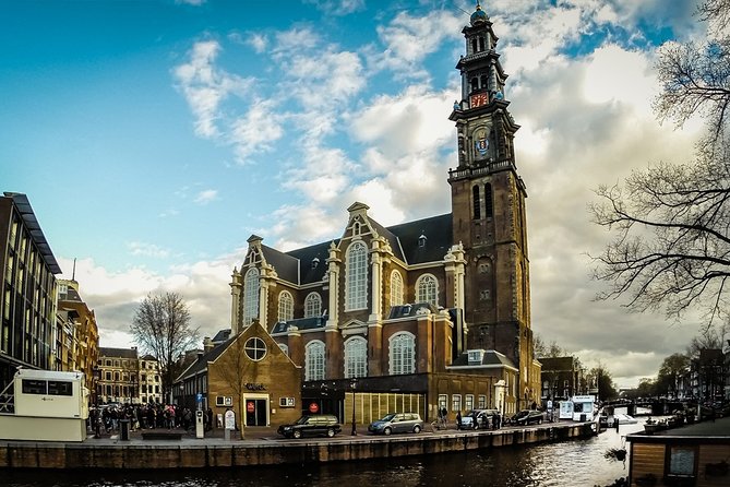 e-Scavenger hunt Amsterdam: Explore the city at your own pace - Dam Square, Damstraat, and the Old Center