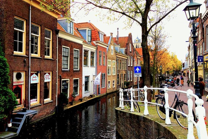 e-Scavenger hunt Delft: Explore the city at your own pace - Hugo de Groot Monument and Bagijnhofpoort