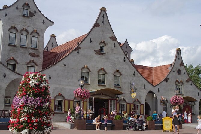 e-Scavenger hunt Enkhuizen: Explore the city at your own pace - Gates, water entrances, and the shape of the old walls