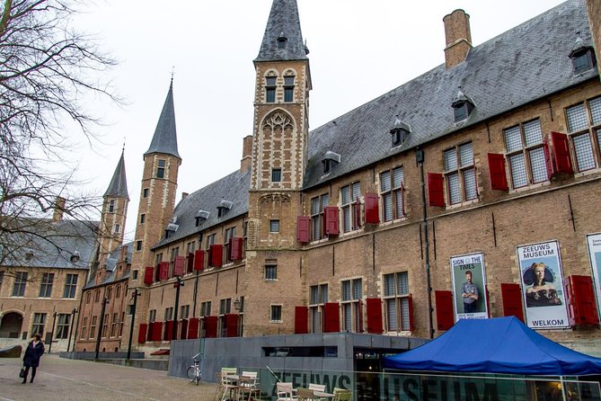 e-Scavenger hunt Middelburg: Explore the city at your own pace - Middelburg Town Hall and Koorkerk