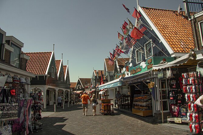 e-Scavenger hunt Volendam: Explore the city at your own pace - De Havenhof and the De Halve Maen ship