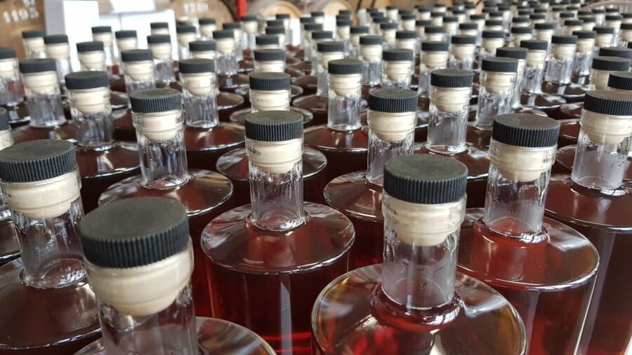 Eindhoven: Bottle Distillery Tour and Tasting Experience - Choosing three spirits at the tasting