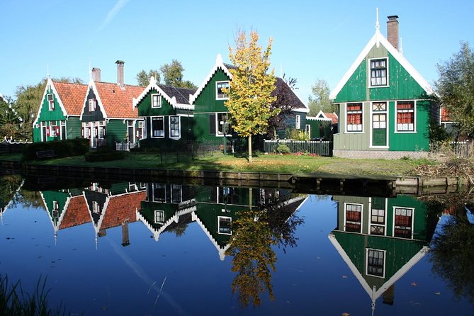 Excursion to the mills of Zaanse Schans - Arriving among the Zaanse Schans windmills
