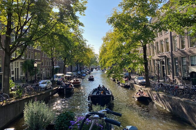 Explore hidden streets with friends - Entering the Jordaan through quieter streets